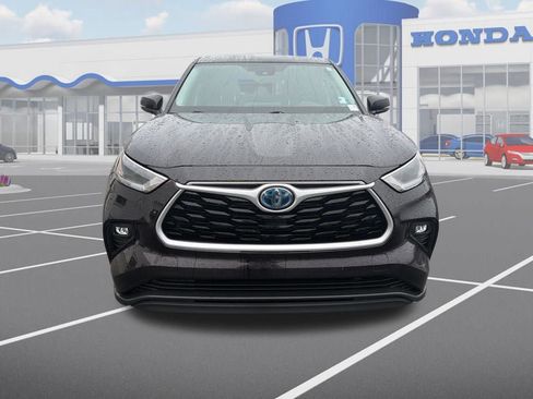 Used 2021 Toyota Highlander LE image 2