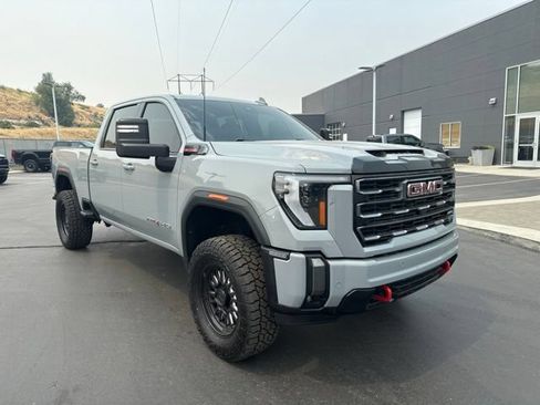 Used 2024 GMC Sierra 2500 AT4 AWD/4WD image 2