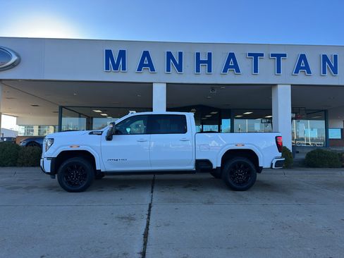 Used 2024 GMC Sierra 2500 AT4 w/ Technology Package image 4