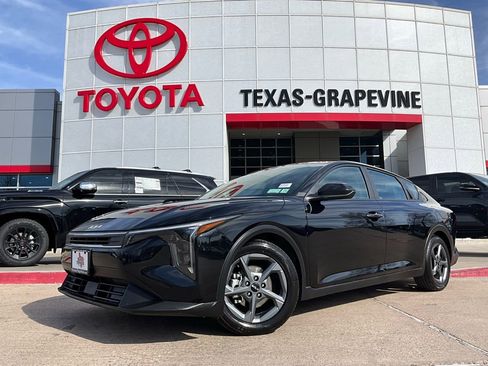 Used 2025 Kia K4 LXS image 2