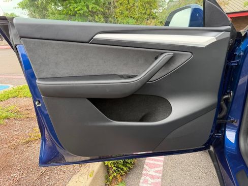Used 2025 Tesla Model Y Long Range AWD/4WD image 11