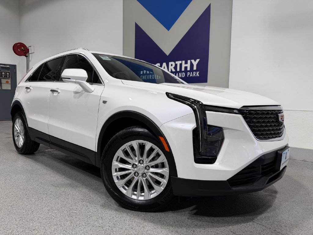Used 2024 Cadillac XT4 Luxury w/ Cold Weather Package FWD image 2