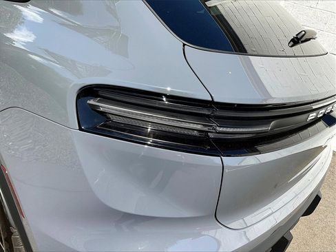 Certified 2025 Porsche Macan Electric image 31