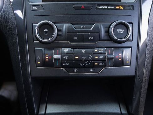 Used 2018 Ford Explorer XLT w/ Equipment Group 202A FWD image 32
