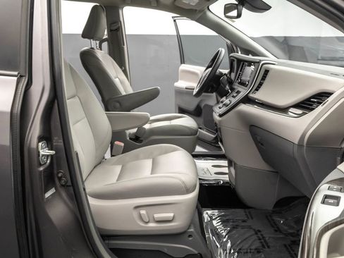 Used 2019 Toyota Sienna XLE image 27