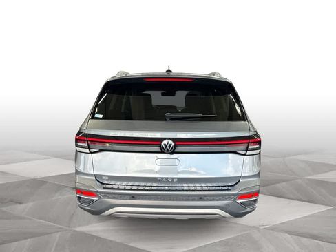 Certified 2025 Volkswagen Taos SE FWD image 7