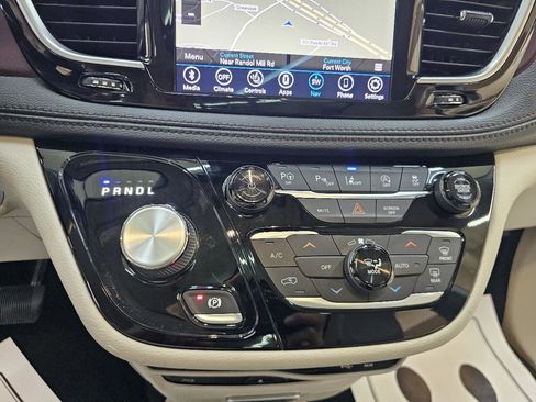 Used 2019 Chrysler Pacifica Limited w/ Tire & Wheel Group FWD image 34