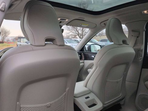 Used 2021 Volvo XC60 T5 Momentum w/ Advanced Package image 19