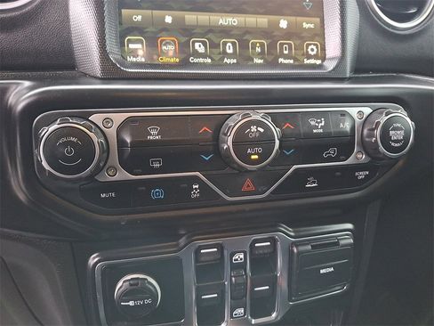 Used 2023 Jeep Wrangler Unlimited Sahara image 17