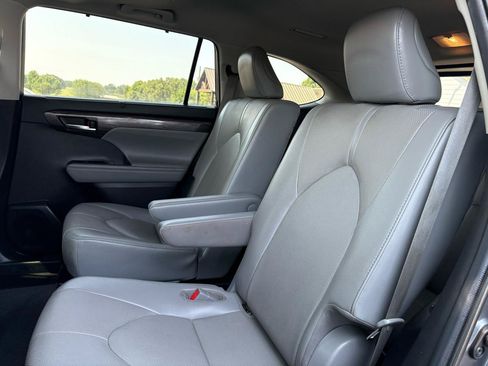 Used 2021 Toyota Highlander Limited FWD image 16
