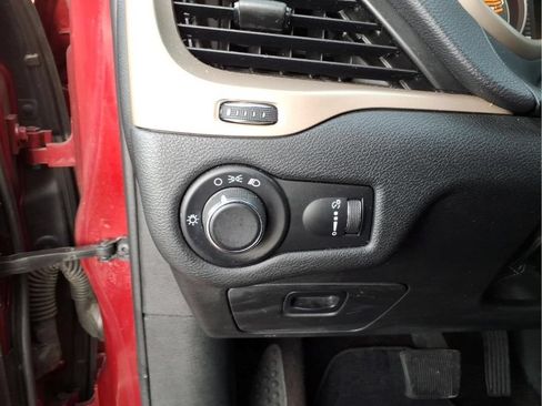 Used 2017 Jeep Cherokee Sport FWD image 22