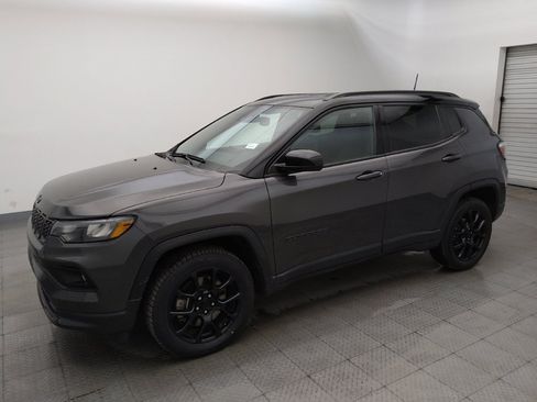 Used 2024 Jeep Compass Latitude w/ Convenience Group AWD/4WD image 2