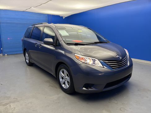 Used 2017 Toyota Sienna LE image 2