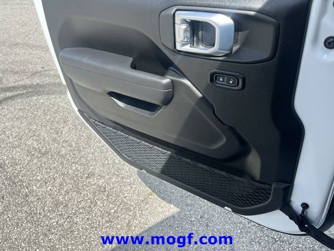 Used 2025 Jeep Wrangler Sport AWD/4WD image 16