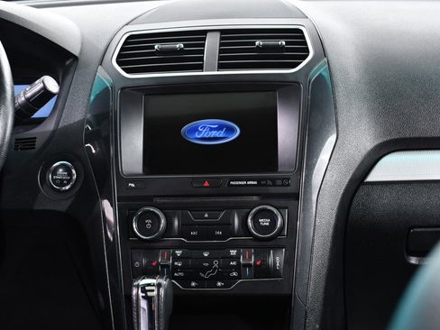 Used 2017 Ford Explorer XLT w/ Equipment Group 202A image 9