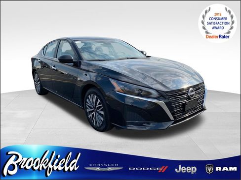 Used 2024 Nissan Altima 2.5 SV image 1