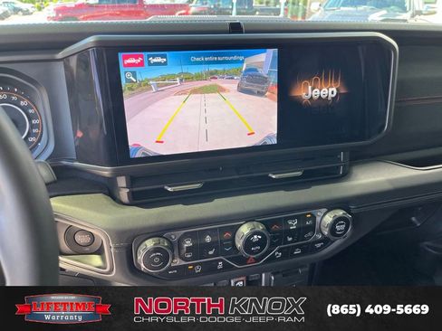 Used 2024 Jeep Gladiator Rubicon AWD/4WD image 11