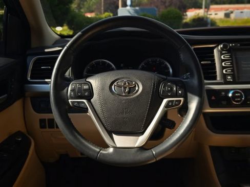 Used 2017 Toyota Highlander Limited AWD/4WD image 19