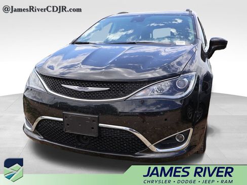 Used 2020 Chrysler Pacifica Touring-L w/ Advanced Safetytec Group FWD image 3