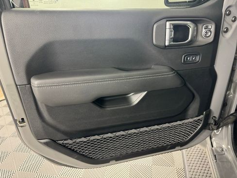 Used 2021 Jeep Wrangler Unlimited Sahara AWD/4WD image 13