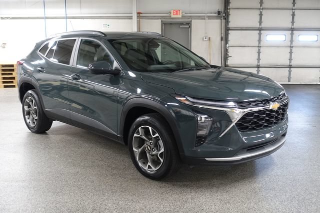 Used 2025 Chevrolet Trax LT FWD image 1