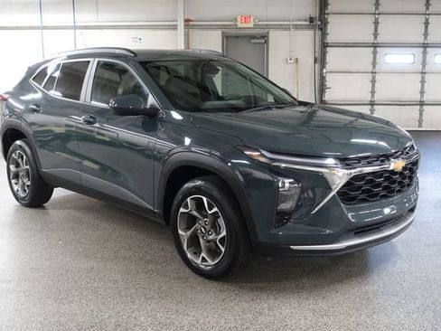 Used 2025 Chevrolet Trax LT FWD image 1