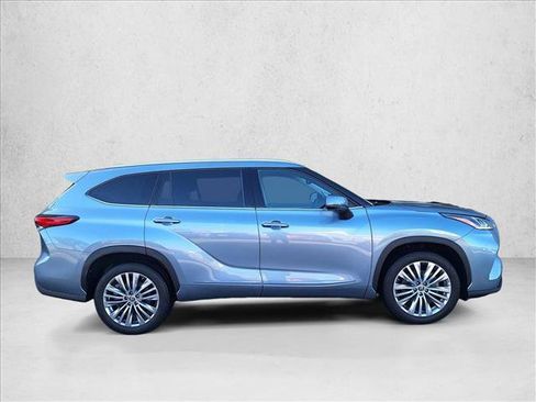 Used 2023 Toyota Highlander Platinum image 4