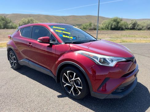 Used 2018 Toyota C-HR XLE FWD image 3