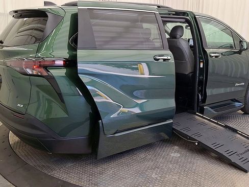 Used 2026 Toyota Sienna XLE FWD image 3