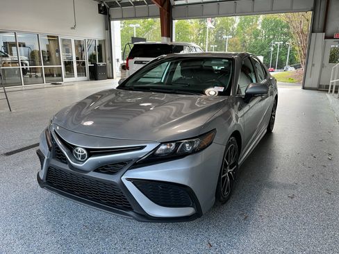 Used 2023 Toyota Camry SE image 4