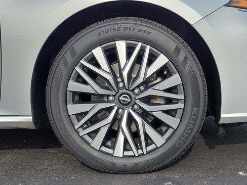 Used 2024 Nissan Altima 2.5 SV image 5