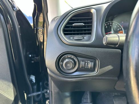 Used 2020 Jeep Renegade Limited w/ UConnect 8.4 Nav Group AWD/4WD image 19