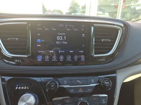 Used 2017 Chrysler Pacifica Limited w/ UConnect Theater Package FWD image 17