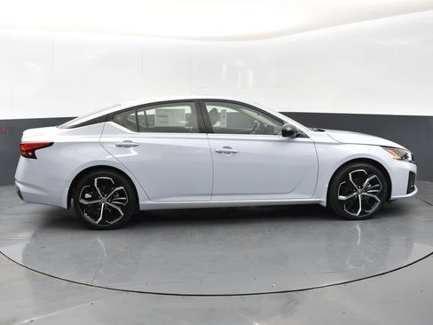 New 2025 Nissan Altima 2.5 SR image 8