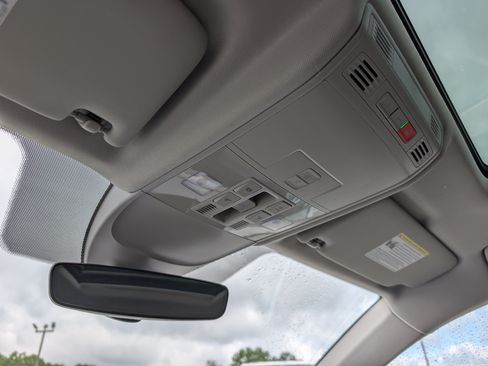 Used 2025 Volkswagen Taos SE w/ Panoramic Sunroof Package FWD image 28