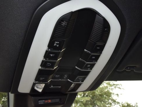 Used 2020 Porsche Macan AWD/4WD image 30