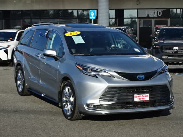 Used 2024 Toyota Sienna Platinum FWD image 2