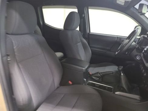 Used 2017 Toyota Tacoma TRD Sport AWD/4WD image 12
