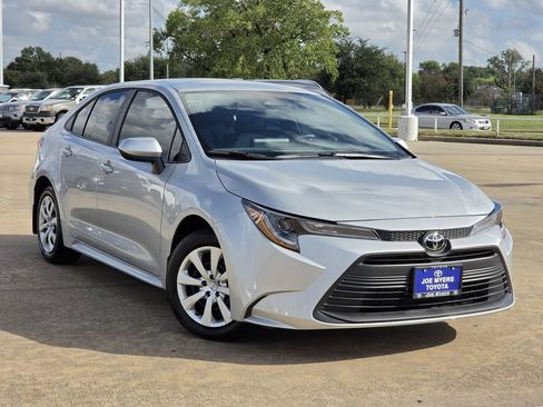 Used 2026 Toyota Corolla LE FWD image 2