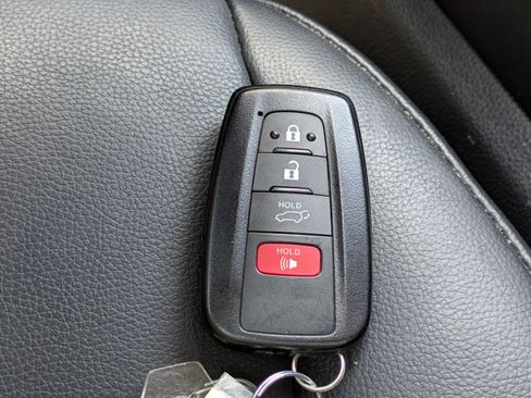 Used 2021 Toyota Highlander XLE FWD image 31