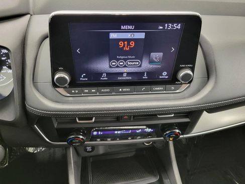 Used 2025 Nissan Rogue SV image 7