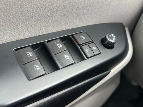 Used 2019 Toyota Highlander XLE image 17