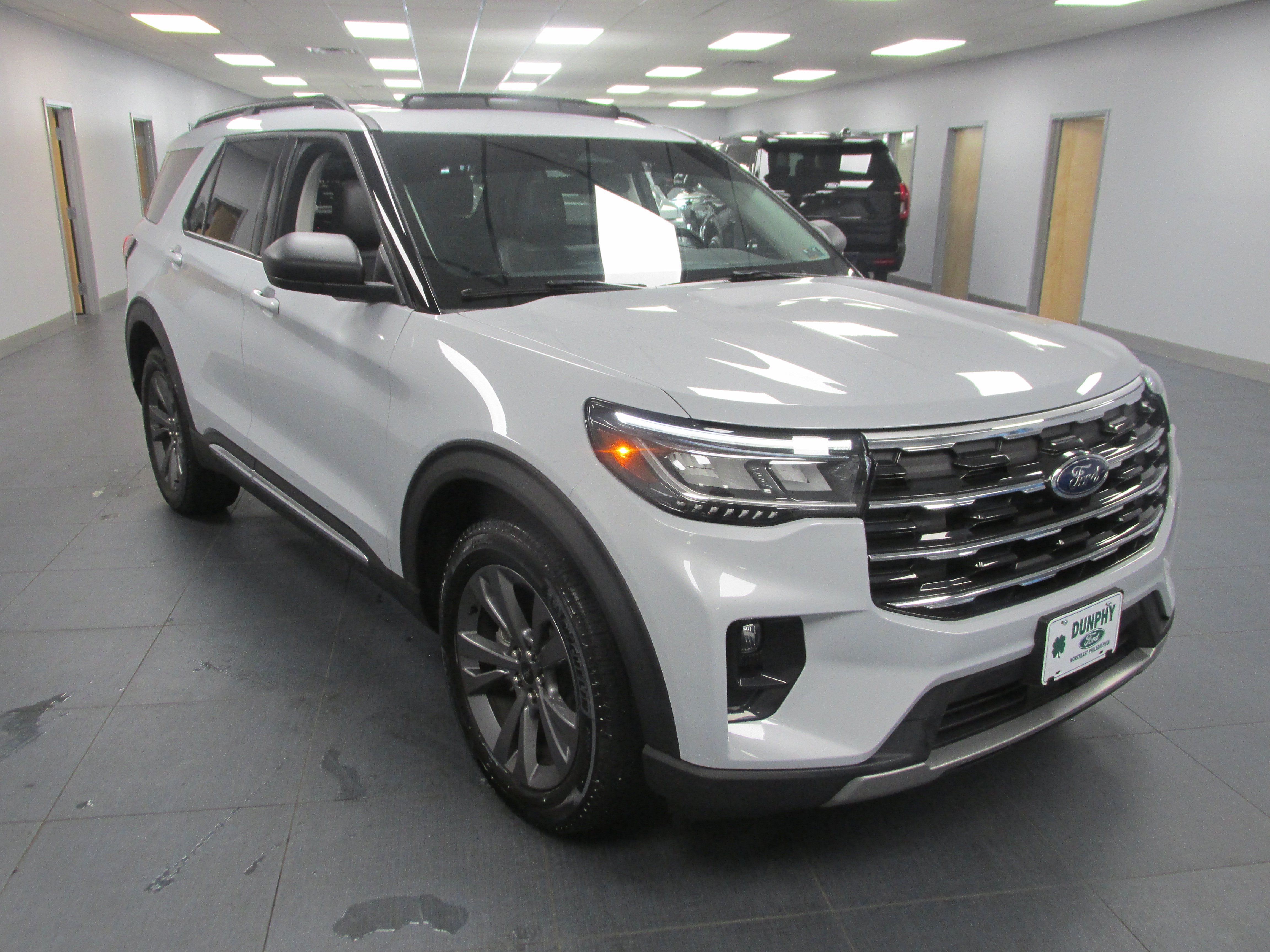 Used 2025 Ford Explorer Active w/ Active Comfort Package AWD/4WD image 3