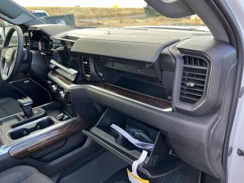 New 2025 GMC Sierra 1500 Elevation image 26