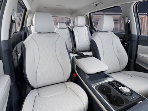 New 2025 Kia Carnival EX image 15