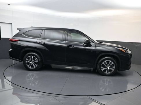 Used 2021 Toyota Highlander XLE FWD image 5
