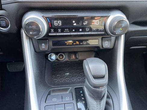 Used 2021 Toyota RAV4 XLE image 41