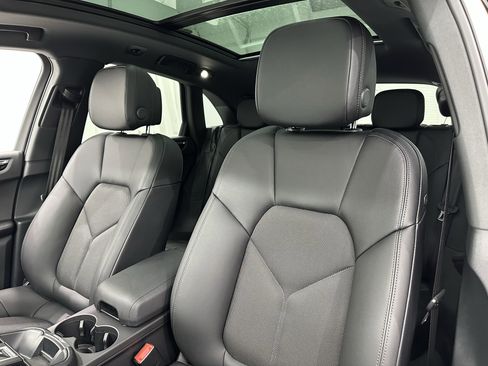 Certified 2024 Porsche Macan image 5