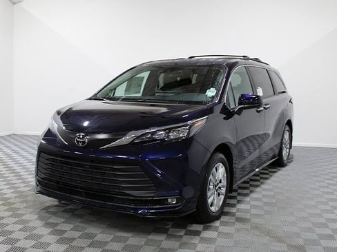 New 2026 Toyota Sienna XLE image 2