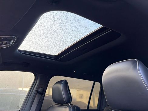 Used 2023 Jeep Grand Cherokee L Laredo image 16